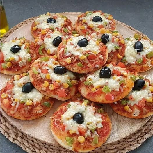 Mini pizza z warzywami i cudownymi kolorami