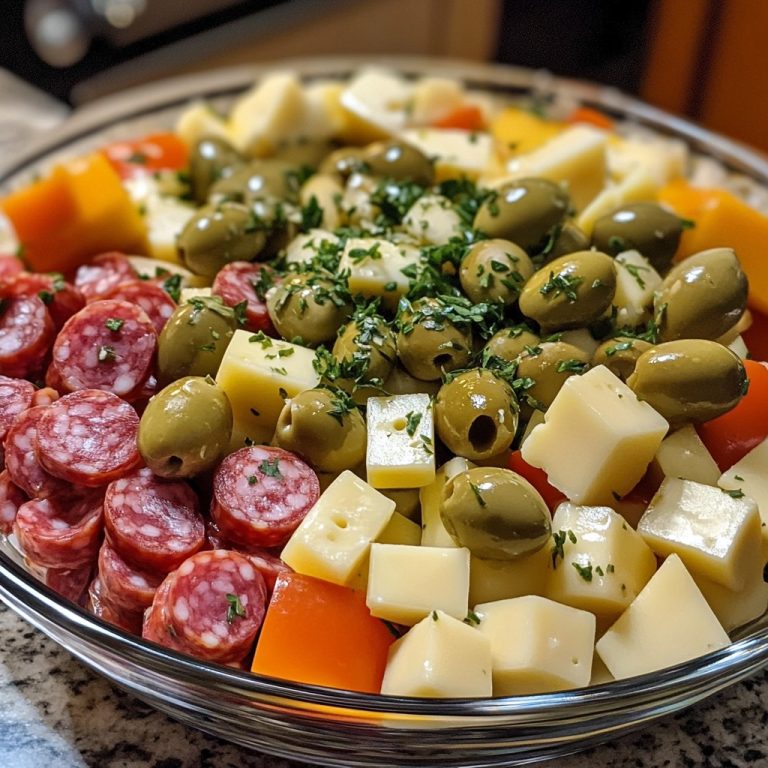 Antipasto z oliwkami, serem i marynowanym salami