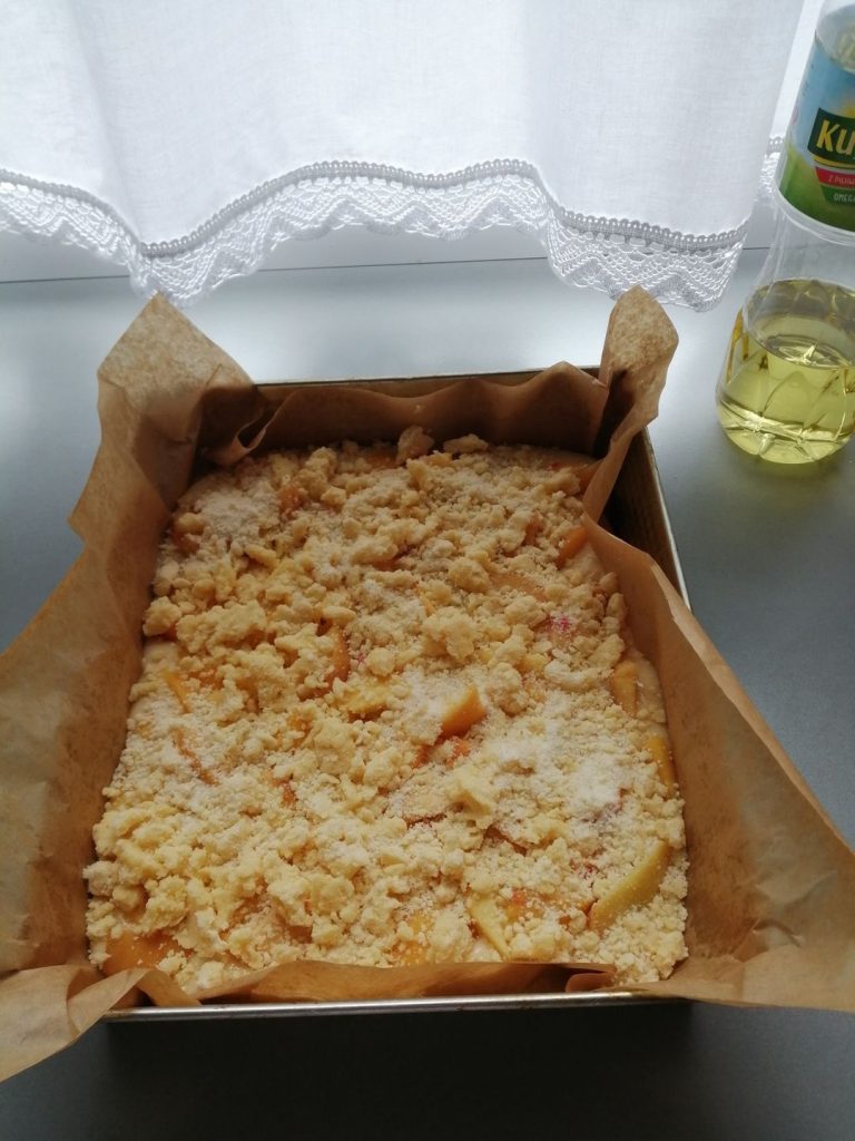Ciasto mieszane widelcem z brzoskwiniami