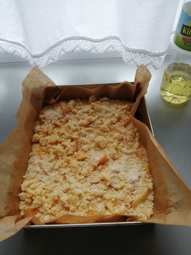 Ciasto mieszane widelcem z brzoskwiniami