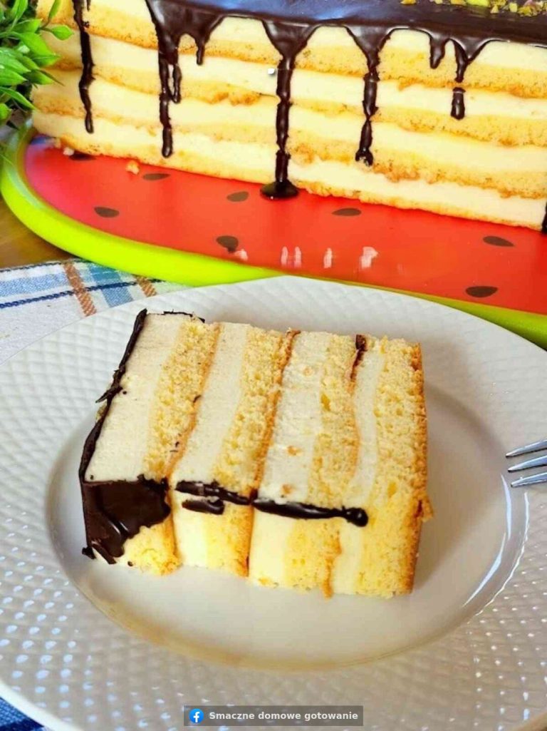 Wysoki sernik na biszkopcie