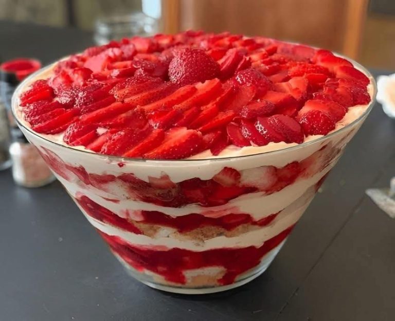 TRIFLE Z SERNIKA TRUSKAWKOWEGO